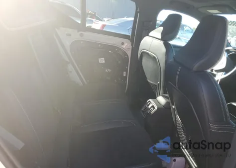 2021 Volvo Xc40 T5 R-Design z USA, uszkodzony, nr VIN YV4162UM4M2438054